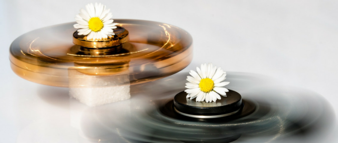 fidget spinners with daisies on top