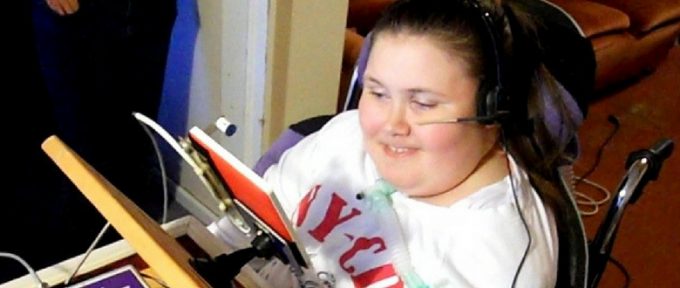 remap header of young girl using equipment